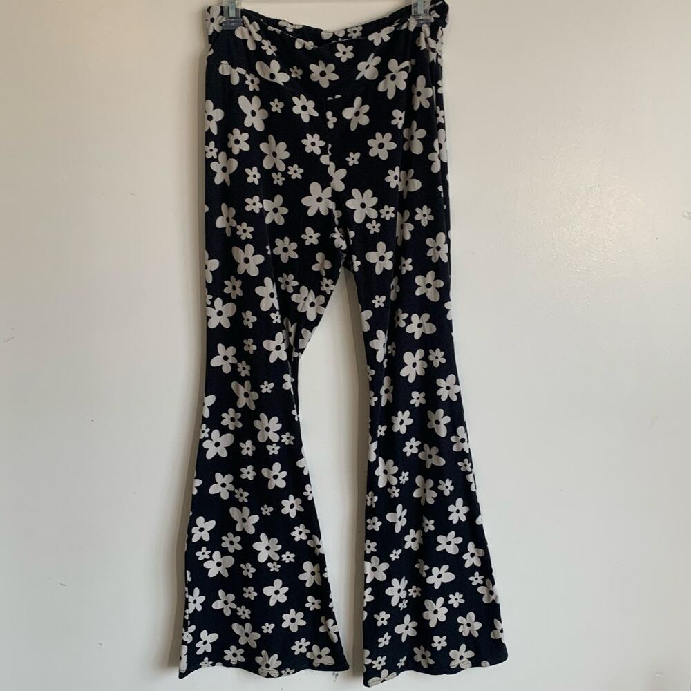 No Boundaries (NOBO) Juniors Large black & white daisy floral flared pants